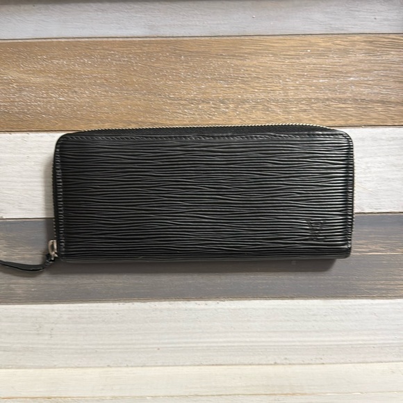 Authentic LOUIS VUITTON Epi Clemence Wallet. Black - Picture 2 of 12